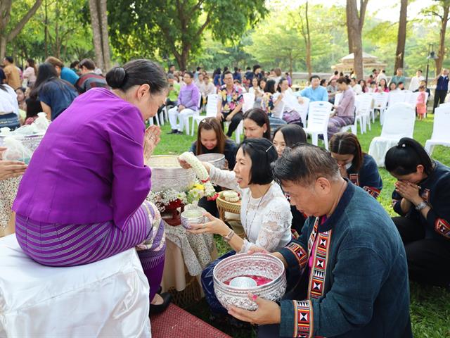 ร่วมพิธีสระเกล้าดำหัวอธิการบดีและผู้อาวุโส