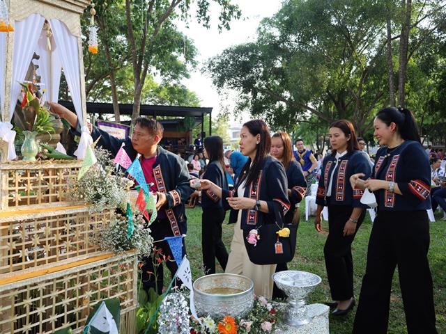 ร่วมพิธีสระเกล้าดำหัวอธิการบดีและผู้อาวุโส