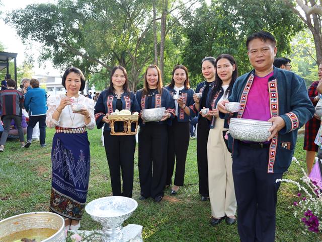 ร่วมพิธีสระเกล้าดำหัวอธิการบดีและผู้อาวุโส