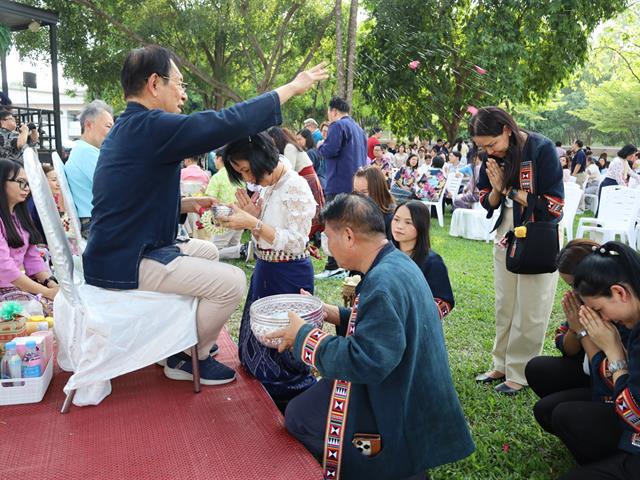 ร่วมพิธีสระเกล้าดำหัวอธิการบดีและผู้อาวุโส
