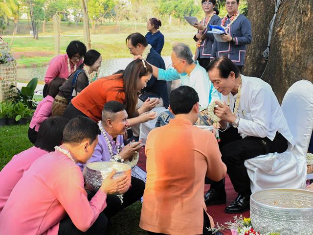 วิทยาลัยการศึกษา ร่วมพิธีสระเกล้าดำหัวอธิการบดีและผู้อาวุโส เนื่องในเทศกาลสงกรานต์มหาวิทยาลัยพะเยาประจำปี 2568
