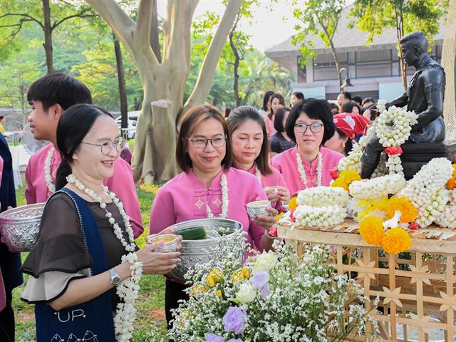 วิทยาลัยการศึกษา ร่วมพิธีสระเกล้าดำหัวอธิการบดีและผู้อาวุโส เนื่องในเทศกาลสงกรานต์มหาวิทยาลัยพะเยาประจำปี 2568
