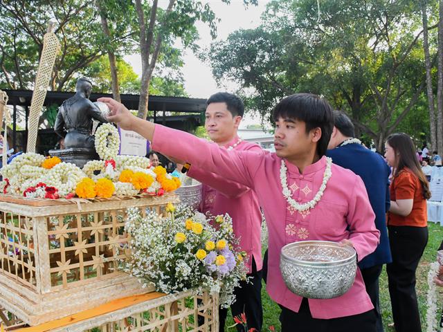 วิทยาลัยการศึกษา ร่วมพิธีสระเกล้าดำหัวอธิการบดีและผู้อาวุโส เนื่องในเทศกาลสงกรานต์มหาวิทยาลัยพะเยาประจำปี 2568