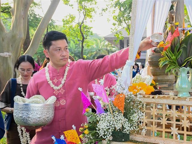 วิทยาลัยการศึกษา ร่วมพิธีสระเกล้าดำหัวอธิการบดีและผู้อาวุโส เนื่องในเทศกาลสงกรานต์มหาวิทยาลัยพะเยาประจำปี 2568