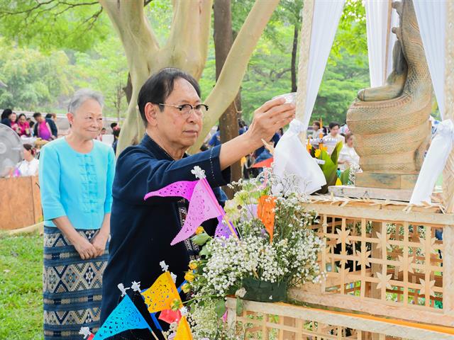 วิทยาลัยการศึกษา ร่วมพิธีสระเกล้าดำหัวอธิการบดีและผู้อาวุโส เนื่องในเทศกาลสงกรานต์มหาวิทยาลัยพะเยาประจำปี 2568