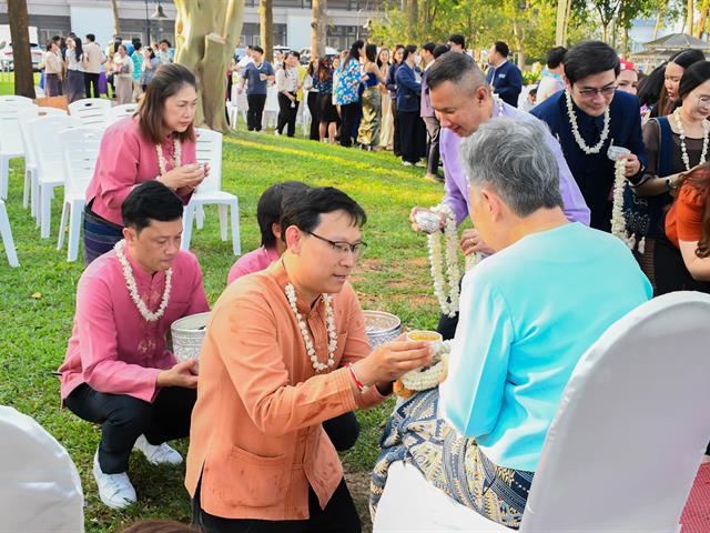 วิทยาลัยการศึกษา ร่วมพิธีสระเกล้าดำหัวอธิการบดีและผู้อาวุโส เนื่องในเทศกาลสงกรานต์มหาวิทยาลัยพะเยาประจำปี 2568