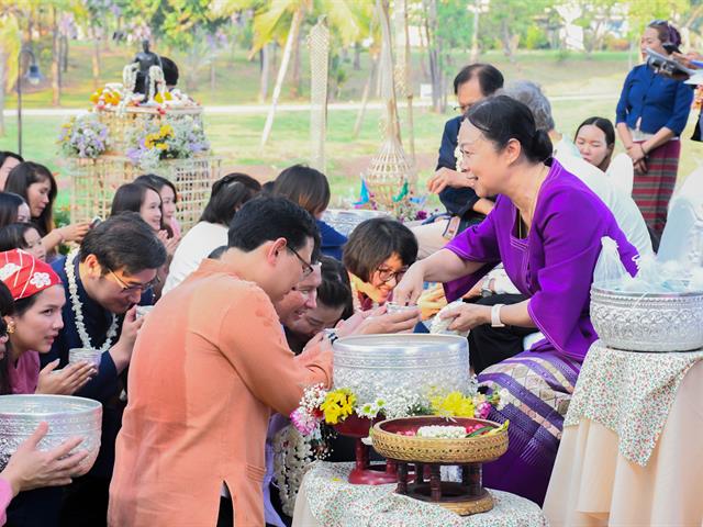 วิทยาลัยการศึกษา ร่วมพิธีสระเกล้าดำหัวอธิการบดีและผู้อาวุโส เนื่องในเทศกาลสงกรานต์มหาวิทยาลัยพะเยาประจำปี 2568