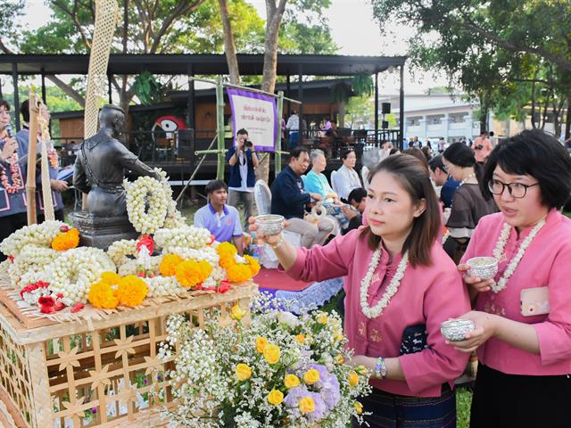 วิทยาลัยการศึกษา ร่วมพิธีสระเกล้าดำหัวอธิการบดีและผู้อาวุโส เนื่องในเทศกาลสงกรานต์มหาวิทยาลัยพะเยาประจำปี 2568