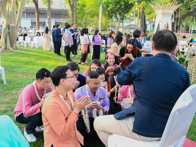 วิทยาลัยการศึกษา ร่วมพิธีสระเกล้าดำหัวอธิการบดีและผู้อาวุโส เนื่องในเทศกาลสงกรานต์มหาวิทยาลัยพะเยาประจำปี 2568