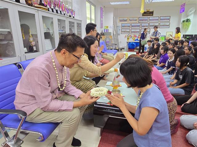 ทำบุญ สรงน้ำพระ และรดน้ำดำหัว ขอพรผู้ใหญ่ เนื่องในเทศกาลสงกรานต์และสืบสานประเพณีไทย