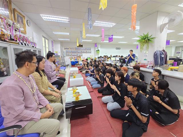 ทำบุญ สรงน้ำพระ และรดน้ำดำหัว ขอพรผู้ใหญ่ เนื่องในเทศกาลสงกรานต์และสืบสานประเพณีไทย