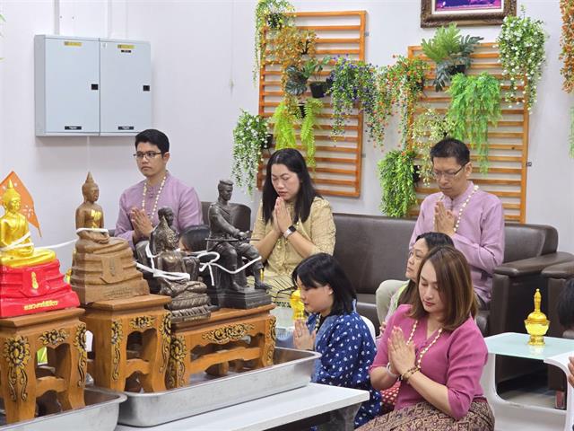 ทำบุญ สรงน้ำพระ และรดน้ำดำหัว ขอพรผู้ใหญ่ เนื่องในเทศกาลสงกรานต์และสืบสานประเพณีไทย