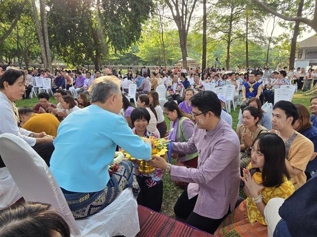 สระเกล้าดำหัวอธิการบดี และผู้อาวุโส