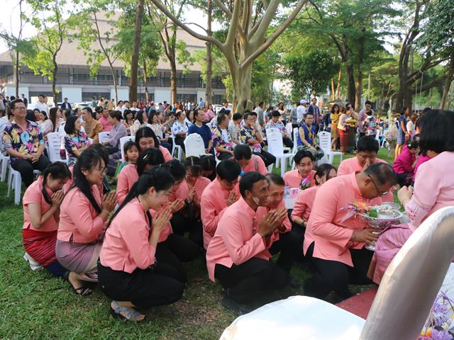 คณะสาธารณสุขศาสตร์ ร่วมสืบสานประเพณีล้านนา พิธีสระเกล้าดำหัวอธิการบดีและผู้อาวุโส เนื่องในเทศกาลสงกรานต์ ม.พะเยา ประจำปี 2568