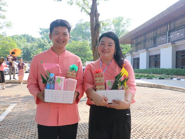 คณะสาธารณสุขศาสตร์ ร่วมสืบสานประเพณีล้านนา พิธีสระเกล้าดำหัวอธิการบดีและผู้อาวุโส เนื่องในเทศกาลสงกรานต์ ม.พะเยา ประจำปี 2568