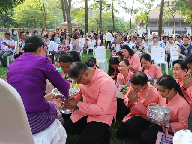 คณะสาธารณสุขศาสตร์ ร่วมสืบสานประเพณีล้านนา พิธีสระเกล้าดำหัวอธิการบดีและผู้อาวุโส เนื่องในเทศกาลสงกรานต์ ม.พะเยา ประจำปี 2568