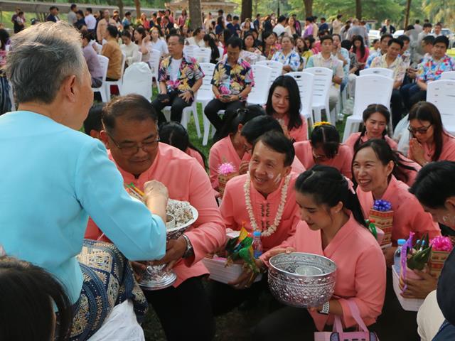 คณะสาธารณสุขศาสตร์ ร่วมสืบสานประเพณีล้านนา พิธีสระเกล้าดำหัวอธิการบดีและผู้อาวุโส เนื่องในเทศกาลสงกรานต์ ม.พะเยา ประจำปี 2568