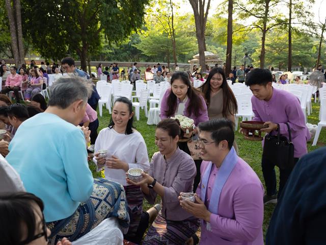 คณะศิลปศาสตร์ เข้าร่วมพิธีสระเกล้าดำหัวอธิการบดี และผู้อาวุโส เนื่องในประเพณีสงกรานต์มหาวิทยาลัยพะเยา ประจำปี ๒๕๖๘