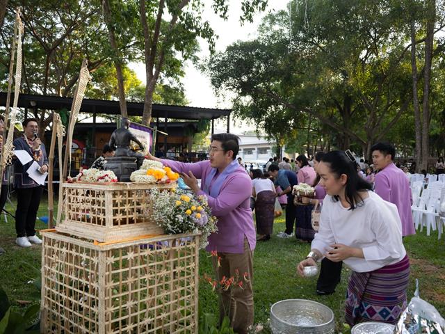 คณะศิลปศาสตร์ เข้าร่วมพิธีสระเกล้าดำหัวอธิการบดี และผู้อาวุโส เนื่องในประเพณีสงกรานต์มหาวิทยาลัยพะเยา ประจำปี ๒๕๖๘