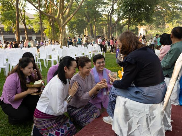 คณะศิลปศาสตร์ เข้าร่วมพิธีสระเกล้าดำหัวอธิการบดี และผู้อาวุโส เนื่องในประเพณีสงกรานต์มหาวิทยาลัยพะเยา ประจำปี ๒๕๖๘