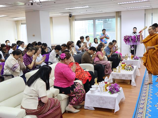 วิทยาลัยการจัดการ มหาวิทยาลัยพะเยา จัดพิธีสักการะองค์สมเด็จพระนเรศวรมหาราช ทำบุญวิทยาลัยฯ และพิธีรดน้ำดำหัว เสริมสร้างความเกื้อกูลในองค์กร (Happy Heart)