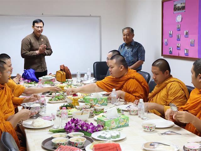 วิทยาลัยการจัดการ มหาวิทยาลัยพะเยา จัดพิธีสักการะองค์สมเด็จพระนเรศวรมหาราช ทำบุญวิทยาลัยฯ และพิธีรดน้ำดำหัว เสริมสร้างความเกื้อกูลในองค์กร (Happy Heart)