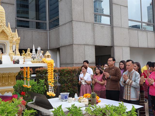 วิทยาลัยการจัดการ มหาวิทยาลัยพะเยา จัดพิธีสักการะองค์สมเด็จพระนเรศวรมหาราช ทำบุญวิทยาลัยฯ และพิธีรดน้ำดำหัว เสริมสร้างความเกื้อกูลในองค์กร (Happy Heart)