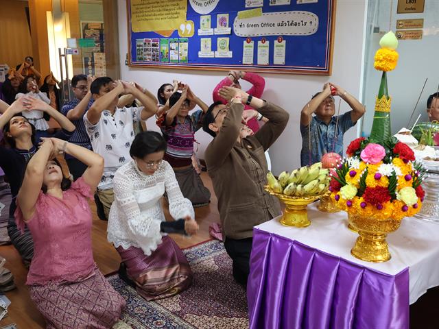 วิทยาลัยการจัดการ มหาวิทยาลัยพะเยา จัดพิธีสักการะองค์สมเด็จพระนเรศวรมหาราช ทำบุญวิทยาลัยฯ และพิธีรดน้ำดำหัว เสริมสร้างความเกื้อกูลในองค์กร (Happy Heart)