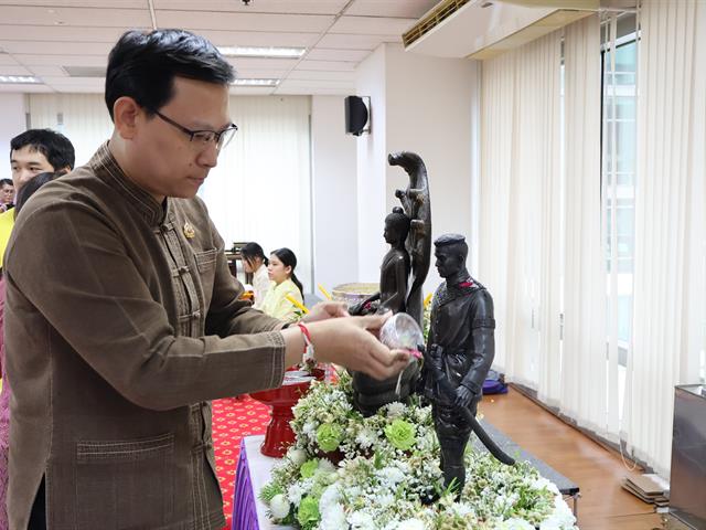 วิทยาลัยการจัดการ มหาวิทยาลัยพะเยา จัดพิธีสักการะองค์สมเด็จพระนเรศวรมหาราช ทำบุญวิทยาลัยฯ และพิธีรดน้ำดำหัว เสริมสร้างความเกื้อกูลในองค์กร (Happy Heart)