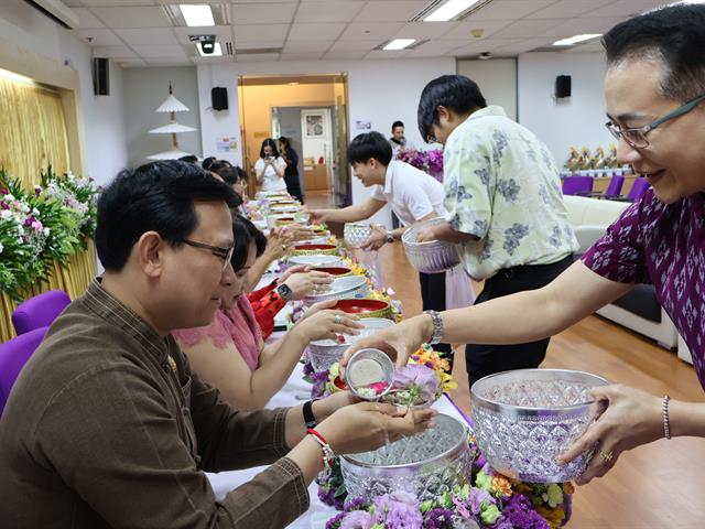 วิทยาลัยการจัดการ มหาวิทยาลัยพะเยา จัดพิธีสักการะองค์สมเด็จพระนเรศวรมหาราช ทำบุญวิทยาลัยฯ และพิธีรดน้ำดำหัว เสริมสร้างความเกื้อกูลในองค์กร (Happy Heart)