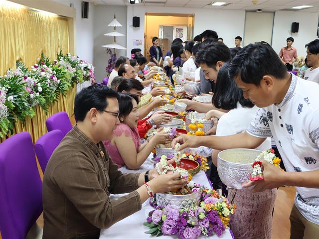 วิทยาลัยการจัดการ มหาวิทยาลัยพะเยา จัดพิธีสักการะองค์สมเด็จพระนเรศวรมหาราช ทำบุญวิทยาลัยฯ และพิธีรดน้ำดำหัว เสริมสร้างความเกื้อกูลในองค์กร (Happy Heart)