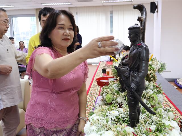วิทยาลัยการจัดการ มหาวิทยาลัยพะเยา จัดพิธีสักการะองค์สมเด็จพระนเรศวรมหาราช ทำบุญวิทยาลัยฯ และพิธีรดน้ำดำหัว เสริมสร้างความเกื้อกูลในองค์กร (Happy Heart)