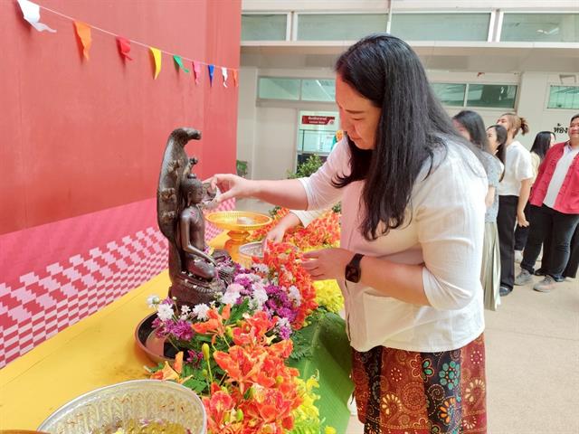 วิศวกรรมศาสตร์ ร่วมสระเกล้าดำหัวอธิการบดีและผู้อาวุโส สืบสานป๋าเวณีปี๋ใหม่เมือง ประจำปี 2568