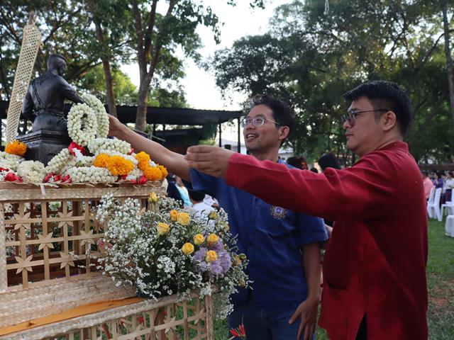 วิศวกรรมศาสตร์ ร่วมสระเกล้าดำหัวอธิการบดีและผู้อาวุโส สืบสานป๋าเวณีปี๋ใหม่เมือง ประจำปี 2568