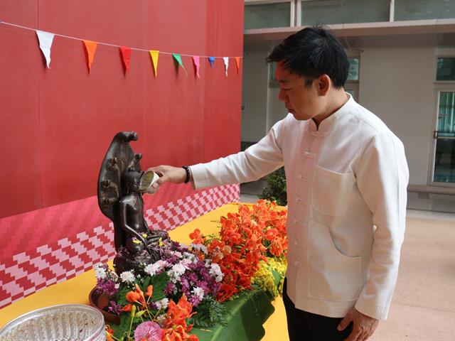 วิศวกรรมศาสตร์ ร่วมสระเกล้าดำหัวอธิการบดีและผู้อาวุโส สืบสานป๋าเวณีปี๋ใหม่เมือง ประจำปี 2568