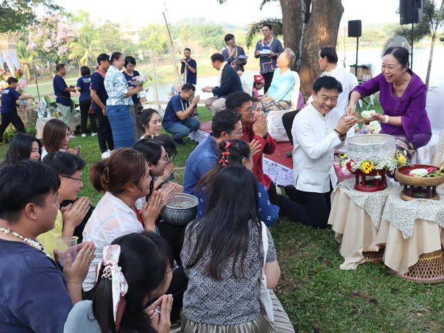 วิศวกรรมศาสตร์ ร่วมสระเกล้าดำหัวอธิการบดีและผู้อาวุโส สืบสานป๋าเวณีปี๋ใหม่เมือง ประจำปี 2568