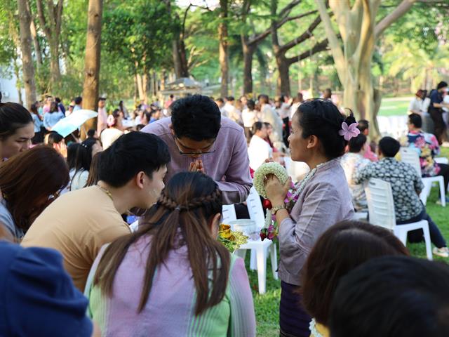 พิธีสระเกล้าดำหัวอธิการบดีและผู้อาวุโส เนื่องในโอกาสประเพณีสงกรานต์ มหาวิทยาลัยพะเยา ประจำปี 2568