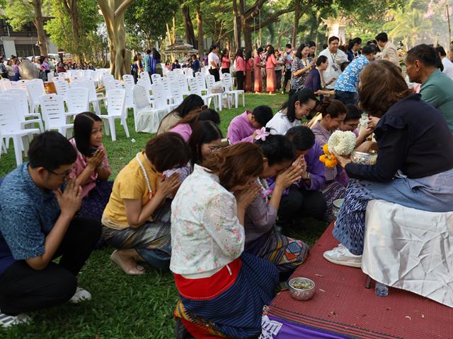 พิธีสระเกล้าดำหัวอธิการบดีและผู้อาวุโส เนื่องในโอกาสประเพณีสงกรานต์ มหาวิทยาลัยพะเยา ประจำปี 2568