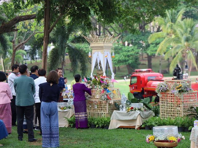 พิธีสระเกล้าดำหัวอธิการบดีและผู้อาวุโส เนื่องในโอกาสประเพณีสงกรานต์ มหาวิทยาลัยพะเยา ประจำปี 2568