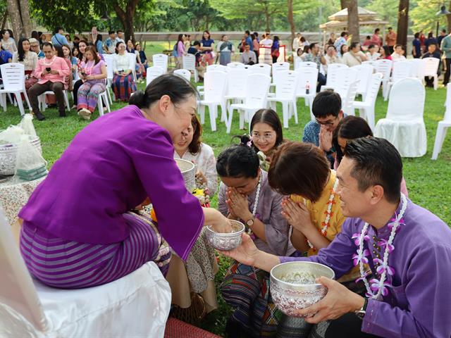 พิธีสระเกล้าดำหัวอธิการบดีและผู้อาวุโส เนื่องในโอกาสประเพณีสงกรานต์ มหาวิทยาลัยพะเยา ประจำปี 2568