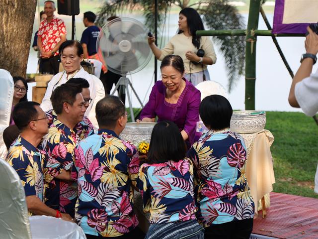 พิธีสระเกล้าดำหัวอธิการบดีและผู้อาวุโส เนื่องในโอกาสประเพณีสงกรานต์ มหาวิทยาลัยพะเยา ประจำปี 2568