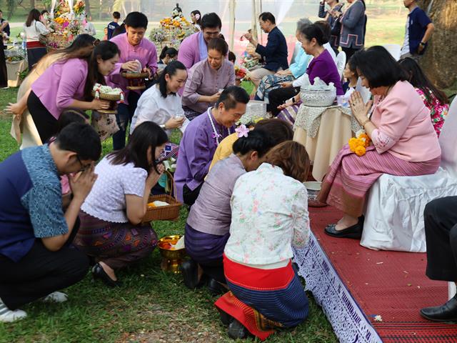 พิธีสระเกล้าดำหัวอธิการบดีและผู้อาวุโส เนื่องในโอกาสประเพณีสงกรานต์ มหาวิทยาลัยพะเยา ประจำปี 2568