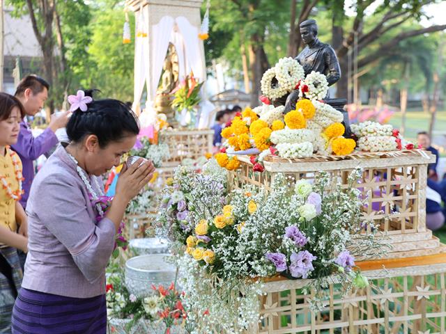 พิธีสระเกล้าดำหัวอธิการบดีและผู้อาวุโส เนื่องในโอกาสประเพณีสงกรานต์ มหาวิทยาลัยพะเยา ประจำปี 2568