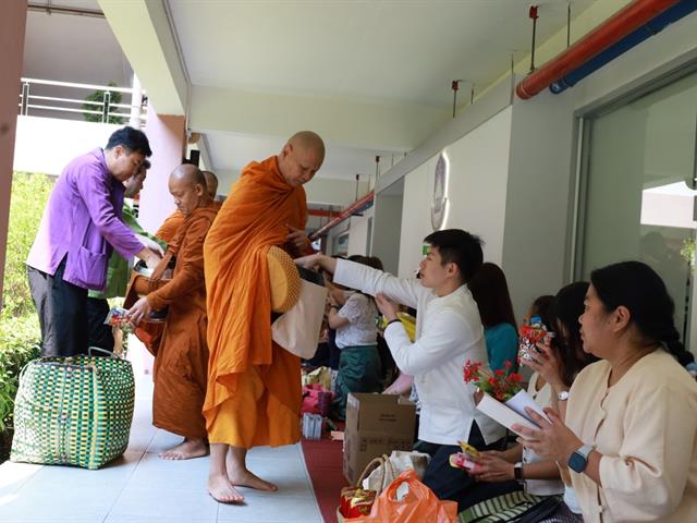 คณะเภสัชศาสตร์ มหาวิทยาลัยพะเยา จัดพิธีตักบาตรทำบุญเนื่องในวันปีใหม่เมือง ประจำปี 2568