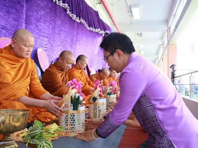 คณะเภสัชศาสตร์ มหาวิทยาลัยพะเยา จัดพิธีตักบาตรทำบุญเนื่องในวันปีใหม่เมือง ประจำปี 2568