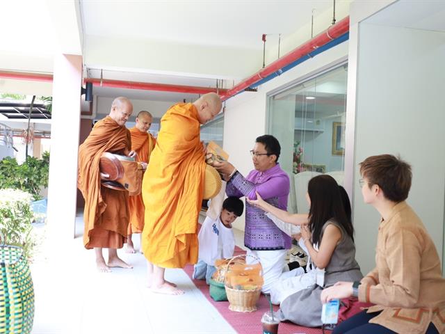 คณะเภสัชศาสตร์ มหาวิทยาลัยพะเยา จัดพิธีตักบาตรทำบุญเนื่องในวันปีใหม่เมือง ประจำปี 2568