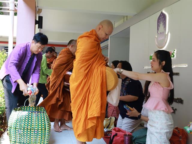 คณะเภสัชศาสตร์ มหาวิทยาลัยพะเยา จัดพิธีตักบาตรทำบุญเนื่องในวันปีใหม่เมือง ประจำปี 2568