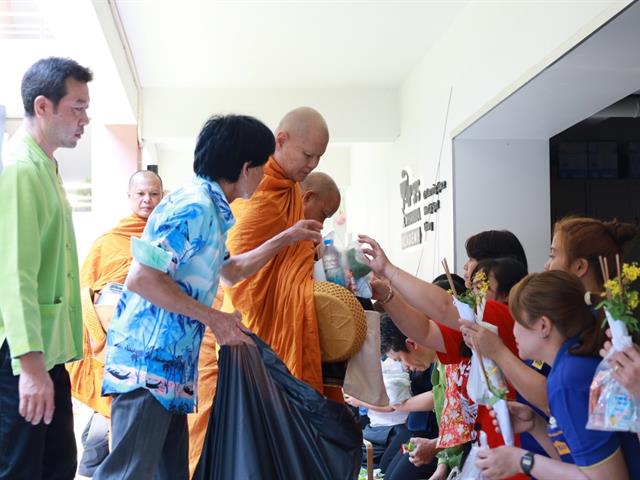 คณะเภสัชศาสตร์ มหาวิทยาลัยพะเยา จัดพิธีตักบาตรทำบุญเนื่องในวันปีใหม่เมือง ประจำปี 2568