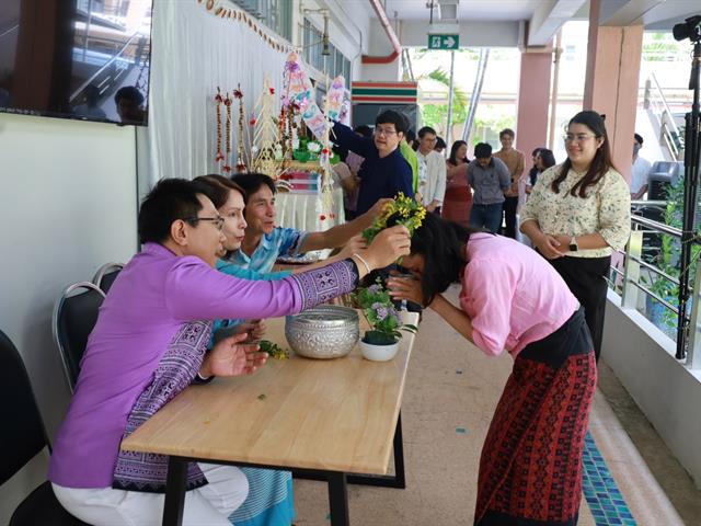 คณะเภสัชศาสตร์ มหาวิทยาลัยพะเยา จัดพิธีตักบาตรทำบุญเนื่องในวันปีใหม่เมือง ประจำปี 2568