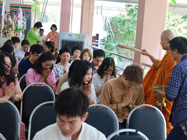 คณะเภสัชศาสตร์ มหาวิทยาลัยพะเยา จัดพิธีตักบาตรทำบุญเนื่องในวันปีใหม่เมือง ประจำปี 2568